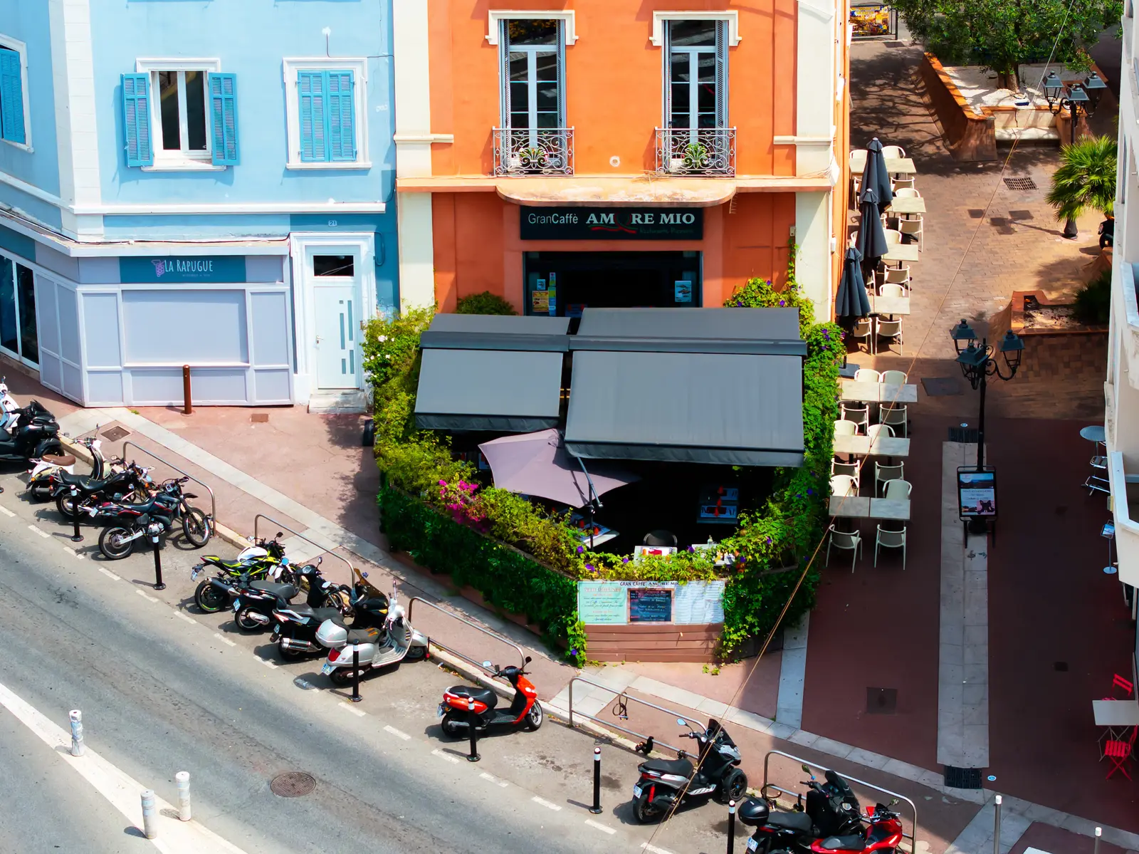 Terrasse extérieure d'Amore Mio en centre-ville de Saint-Raphaël