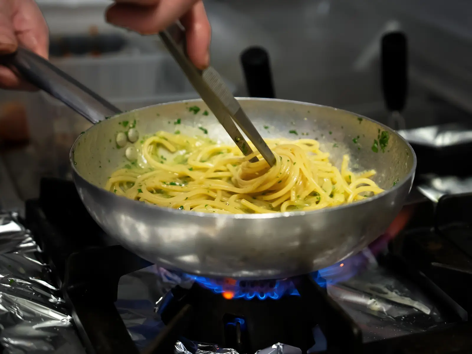 Pâtes fraîches sautées à la poêle, cuisine italienne Amore Mio Saint-Raphaël