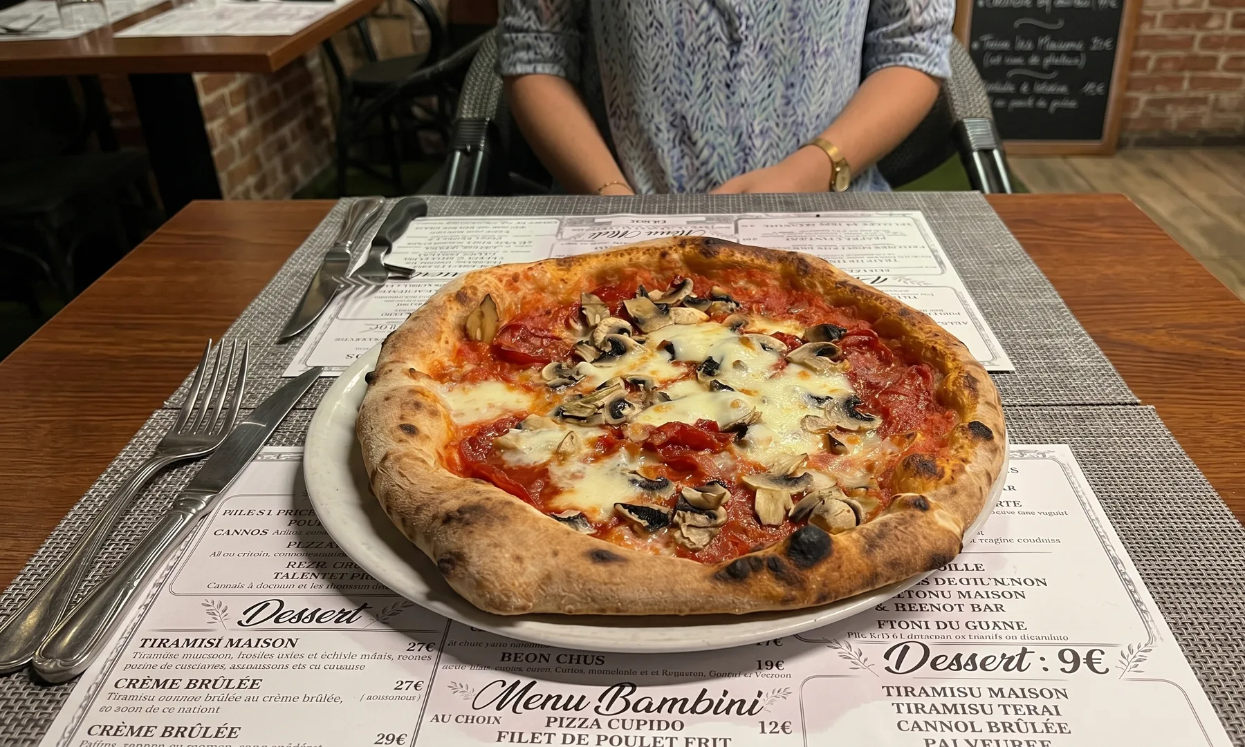 Four à pizza traditionnel, pizzaiolo en cuisson, pizzeria Amore Mio Saint-Raphaël