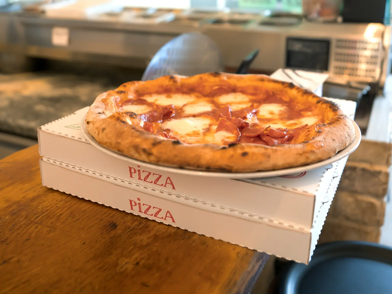 Pizza mozzarella et charcuterie