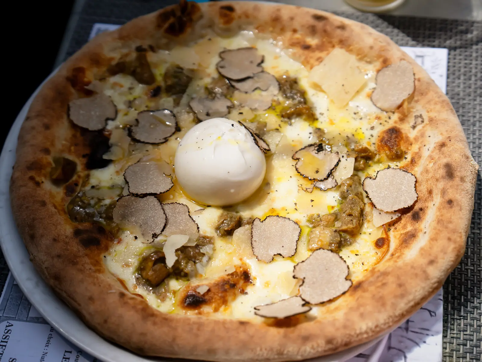 Pizza à la truffe et burrata