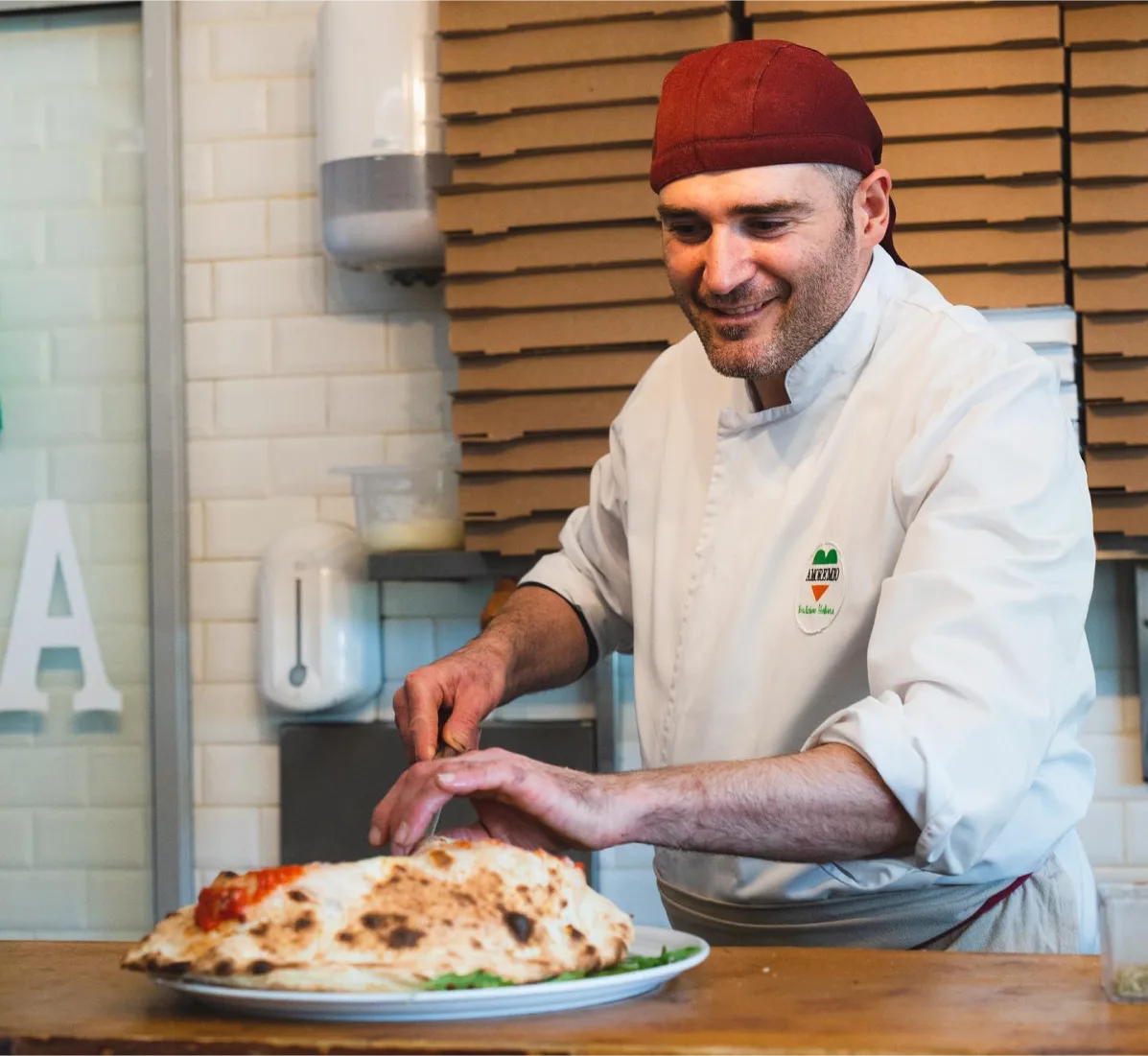 Pizzaïolo italien au travail, pizzeria traditionnelle Amore Mio Saint-Raphaël