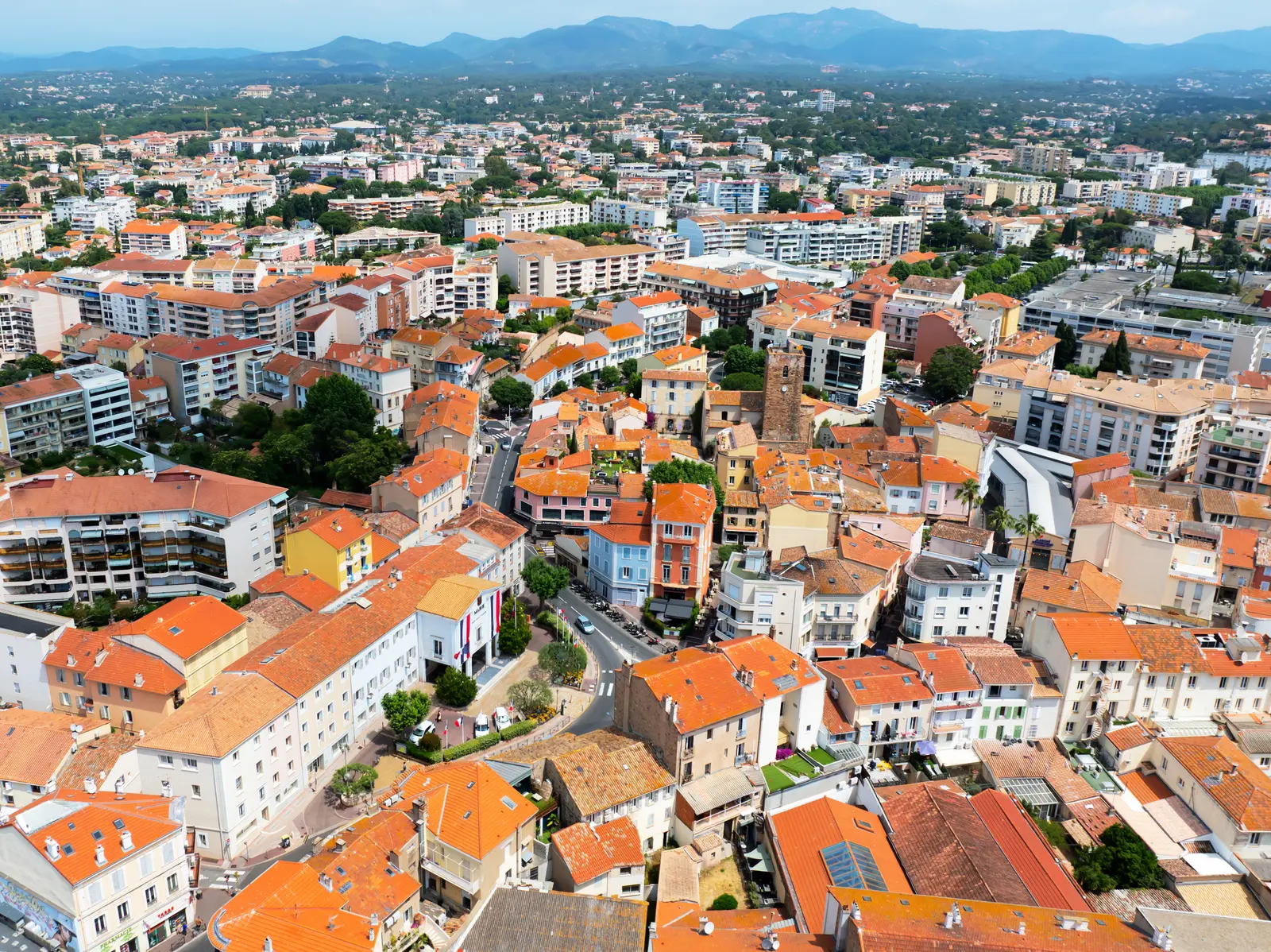Les toits de Saint-Raphaël vus du ciel, Var