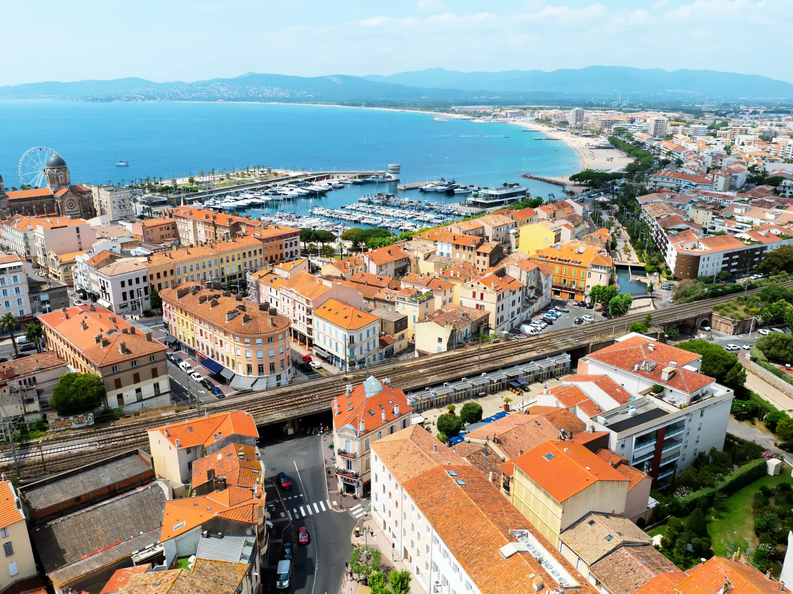Vue aérienne de Saint-Raphaël et de son littoral